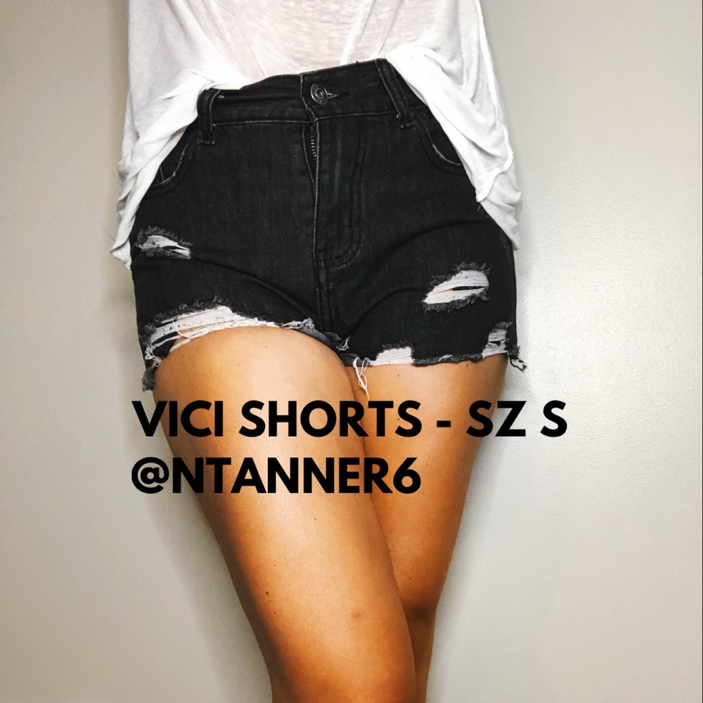 VICI Black shorts. SZ S